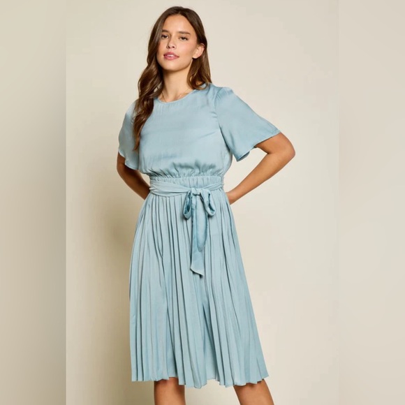 Dull Satin Pleated Dress With Waist Tie size medium - Picture 3 of 7